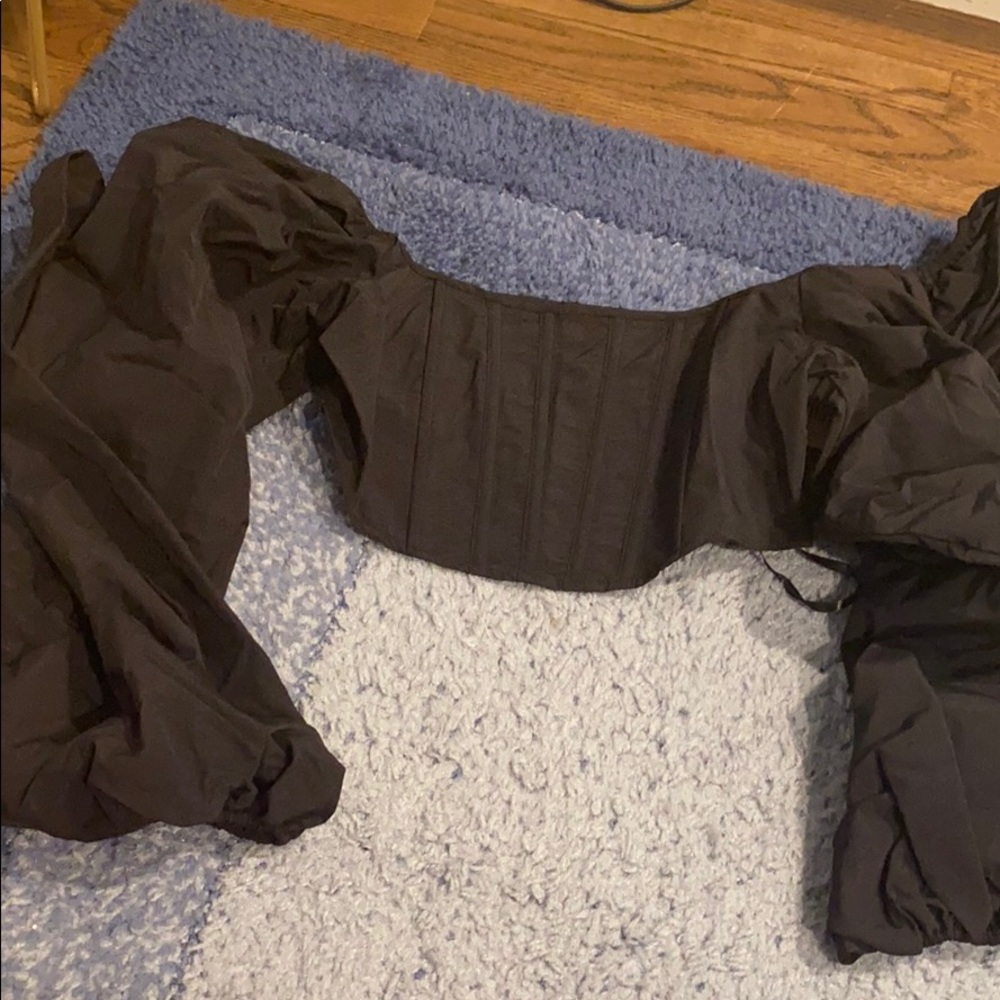 Black puffy sleeve Missguided shirt